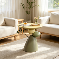 Table basse sculpturale en résine Wabi-Sabi avec un design de forme organique moderne pour la décoration de la chambre et de l'appartement