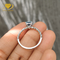Bague de fiançailles personnalisée en or blanc 14 carats avec diamant de laboratoire bleu fantaisie de 2 carats taille coussin et bande pavée flottante pour femme
