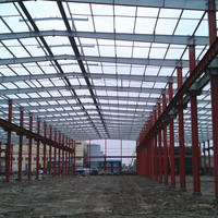 Bâtiment préfabriqué en structure acier robuste pour hangar industriel avec pont roulant pour entrepôt, atelier et supermarché