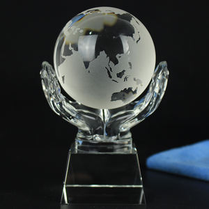 कस्टम K9 क्रिस्टल ट्रॉफी ग्लास पृथ्वी पर्यावरण के लिए हाथ के साथ गेंद क्रिस्टल ग्लोब ट्रॉफी - Product Image 4