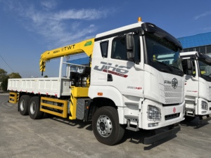 Camion lourd J6P 6x4 à 10 roues avec grue télescopique à flèche droite montée sur châssis et plateau de chargement rabattable - Product Image 5