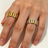 Geometrischer Wellenförmiger Offener Ring W-förmiger Gold- und Silberfarbener Zweifarbiger Titanstahl-Ring Vintage Breitband-Modeschmuck