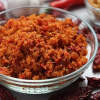 Relish de crevettes épicées croustillantes au sambal et piment sec, garniture traditionnelle asiatique pour fruits de mer, pour nouilles de riz, bouillie, boîte repas, bouteille, en vrac