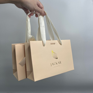 Sacs cadeaux de luxe couleur pêche avec estampage à chaud doré - Sacs shopping en satin avec nœud pour produits de soin et cosmétiques - Product Image 4