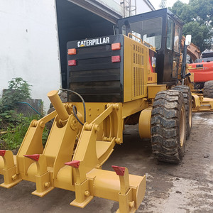 Niveleuse CAT 140H, poids opérationnel 14 tonnes, modèle 2021, moteur CAT 3176C ou 3306T, état quasi neuf, pompe et boîte de vitesses. - Product Image 4