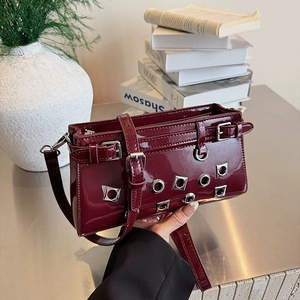 <span class=keywords><strong>Borsa</strong></span> a <span class=keywords><strong>tracolla</strong></span> Vintage da donna Y2k Punk in vernice con rivetto gotico sotto le ascelle <span class=keywords><strong>bordeaux</strong></span> borse a <span class=keywords><strong>tracolla</strong></span> di lusso con punte - Product Image 1