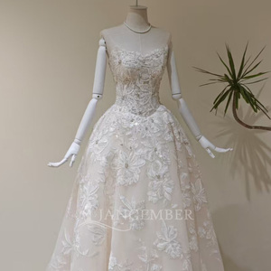LY115 Robe de mariée en dentelle à motif brodé Royal Sweetheart pour femmes - Product Image 3