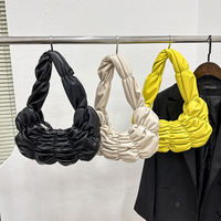 Sac à main pour femme en PU souple, froncé et matelassé effet bulle, style hobo demi-lune à fermeture éclair, pour porté épaule, vente en gros, liquidation, faible MOQ, expédition rapide