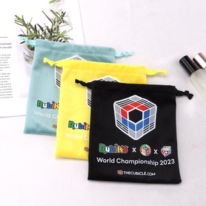Bolsa de embalaje de Tarot de <span class=keywords><strong>cubo</strong></span> de <span class=keywords><strong>Rubik</strong></span> de juguete de terciopelo colorido estampado en caliente personalizado bolsa de polvo de regalo de terciopelo suave con cordón - Product Image 2