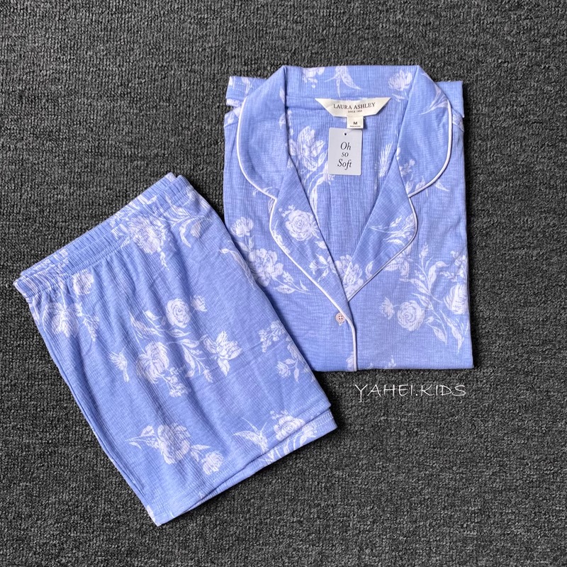Fleurs bleues et blanches