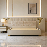 Lit King Size Moderne de Luxe avec Décor en Cuivre, Tête de Lit Extra-Large, Lit Capitonnée Crème, Tissu Texturé Design pour Villa