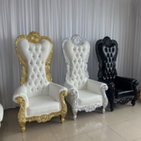 Chaise Trône Royale Européenne de Luxe avec Cadre Sculpté Orné et Revêtement Capitonnée pour Location Événementielle