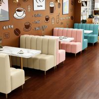 Ensemble de mobilier de restaurant de style nordique pour bubble tea, canapé droit vert, tables et chaises pour café de desserts