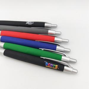 Bolígrafo de plástico personalizado para publicidad promocional, logotipo con revestimiento de goma eco retráctil, bolígrafo de plástico muy popular para hotel - Product Image 5