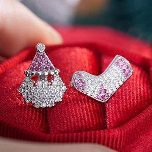 Boucles d'oreilles asymétriques Père Noël et chaussette pour femmes, design de Noël - Product Image 1
