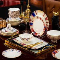 Europäisches Luxus-Tafelservice aus Knochenporzellan, 60-teilig, Jingdezhen Keramik Schalen- und Teller-Kombination, Exklusives Geschenk zum Einzug