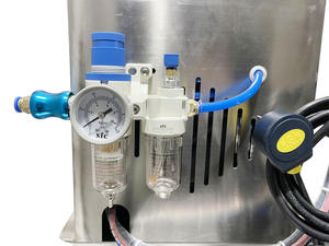 Machine de remplissage automatique Yunqingtech à pompe rotative pour boissons alcoolisées, jus, eau minérale, brillant à lèvres, laque pour cheveux et sauces sur convoyeur - Product Image 2