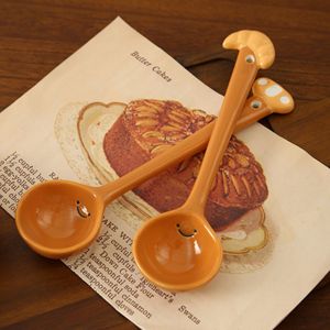 Cuillère en céramique à long manche créative et de grande valeur avec un design d'animation de dessin animé frais et mignon pour les enfants, pour le pain, le riz et le <span class=keywords><strong>petit</strong></span>-déjeuner - Product Image 3