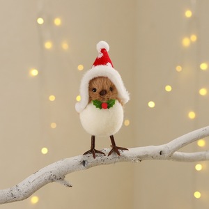 Vente en gros de décorations de Noël 2025, figurines d'oiseaux en peluche mignonnes avec mini-chapeaux et écharpes. - Product Image 2