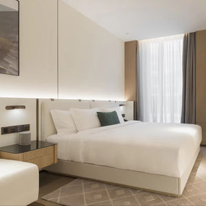 ชุดเฟอร์นิเจอร์ห้องนอนโรงแรมไม้สไตล์โมเดิร์น เตียงนอนขนาดใหญ่สำหรับห้องพักแขก เตียงขนาดใหญ่พิเศษ สำหรับใช้ในอพาร์ตเมนต์แบบกำหนดเอง - Product Image 1