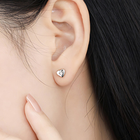 Feine Vierblättrige Blumen-Ohrstecker mit Zirkonia 925 Sterling Silber Einfache Herz-Ohrringe Damen Designer Maßgefertigter Schmuck Großhandel