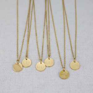 Collar con colgante de disco minimalista de inspiración feminista, símbolo de grabado personalizado de acero inoxidable Simple, concientización sobre el cáncer de mama - Product Image 2