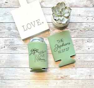 Funda de neopreno personalizada para latas de cerveza, enfriador de botellas, soporte para latas de bebidas, ideal como recuerdo de boda. - Product Image 1