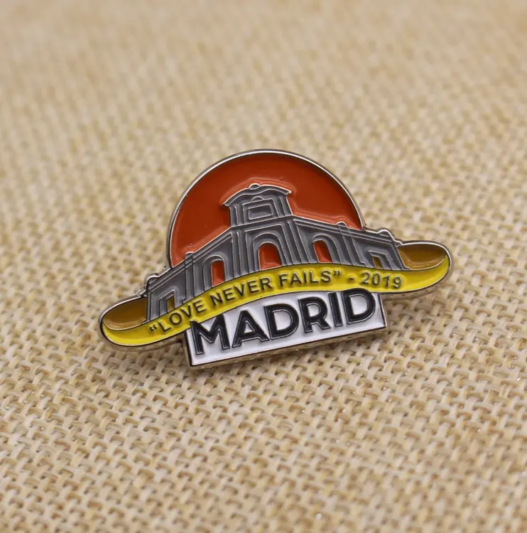 Venta directa de fábrica, Pin de solapa de esmalte suave plateado, insignia de Madrid para aniversario