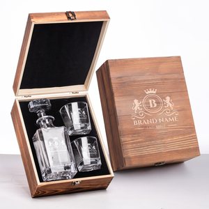 Decantador de <span class=keywords><strong>Whisky</strong></span> Cuadrado de Vidrio Transparente Sin Plomo de 25 oz, Juego de Decantador de <span class=keywords><strong>Whisky</strong></span> Personalizado con Caja de Madera Grabada para Licor, <span class=keywords><strong>Whisky</strong></span> Escocés y Bourbon - Product Image 1