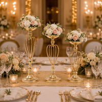 Chandelier doré de style européen avec design Cœur, Trophée et Couronne, également pot de fleurs de table et marqueur d'allée pour la décoration de mariage et de fête