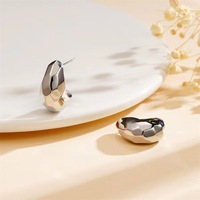 Boucles d'oreilles clous demi-lune facettées en acier inoxydable, texture irrégulière, style minimal et cool pour femme