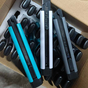 Couteau de découpe industriel pour papier peint, lame SK5 noire épaissie, plastique + acier, largeur de lame 1,8 cm, vente en gros d'usine, nouveau modèle, pour l'art - Product Image 6