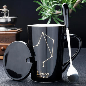 Mug en céramique du signe du zodiaque Libra, noir et plaqué or, avec couvercle et cuillère, tasse à café pour cadeau, usage domestique ou au bureau - Product Image 1