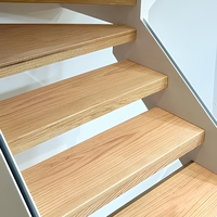 Marches et contremarches d'escalier en bois massif de chêne rouge, design multicouche durable, style moderne et minimaliste pour villas et duplex intérieurs