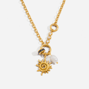 Collar con Colgante de Sol en Espiral con Perla de Agua Dulce y Detalles de Diamantes, Cadena Dorada para Uso Diario - Product Image 1