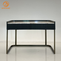 Table de vanité moderne de luxe, coiffeuse élégante en marbre rose avec miroir rond pour chambre à coucher