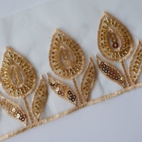 Bordure en dentelle brodée de perles et de paillettes en forme de tige de tulipe couleur or champagne sur organza pour la décoration de robes