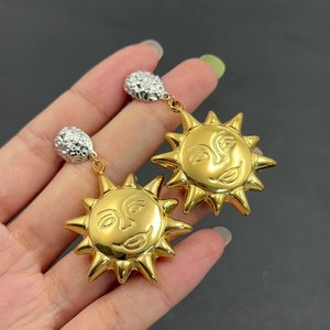 Boucles d'oreilles classiques vintage bicolores Sun Drop en acier inoxydable plaqué or 18K PVD unisexe et résistantes à l'eau - Product Image 3
