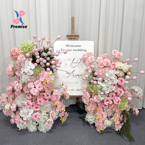 Adorno Floral Romántico en Tono Rosa Pálido para Entrada de Boda en Granja o Jardín - Product Image 1