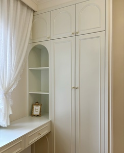 Armoire de vestiaire design <span class=keywords><strong>blanc</strong></span> français avec portes coulissantes cintrées et étagères ouvertes en verre, personnalisable pour atelier - Product Image 2