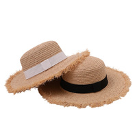 Chapeau de soleil en raphia à large bord pour femme, à calotte plate et bords bruts, idéal pour l'été, la plage, les vacances, les loisirs en bord de mer et les activités de plein air