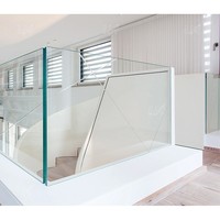 Escalier en colimaçon intérieur de luxe avec garde-corps en verre, design moderne, marches en bois massif, escalier circulaire en chêne américain pour loft