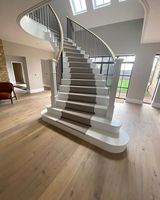 Escalier Courbé Artistique Nouvelle Conception en Promotion avec Verre Trempé/Fer Forgé/Garde-corps à Câbles, Marches en Marbre ou Bois pour Villa