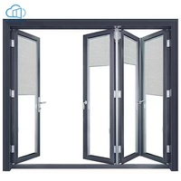 Fenêtre pliante minimaliste en aluminium noir, grande ventilation, vue vers l'extérieur, taille personnalisée non standard pour les marchés étrangers