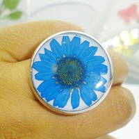 Bague en résine pour femme avec fleurs séchées tendance, personnalisée avec une jolie fleur pressée