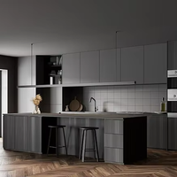 Meuble de cuisine gris foncé à grain de bois avec îlot central et rangements ouverts encastrés, aménagement modulaire personnalisé pour appartement, approvisionnement en gros