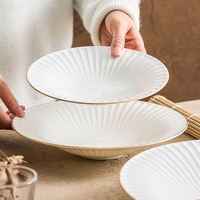 Assiette de luxe moderne en porcelaine fine avec bord doré, rainurée, sans BPA, de qualité alimentaire, pour la restauration et l'hôtellerie
