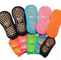 Chaussettes de parc pour trampoline d'hiver en tricot antidérapant Motif solide pour aire de jeux intérieure Grip pour adultes et enfants