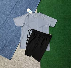 Lot de T-shirts de sport, hauts de fitness couleur unie, short de football léger, vêtements de jogging à séchage rapide - Product Image 6