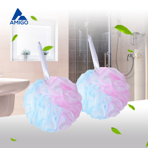 Éponge de bain Amigo 50g, boule en maille douce bicolore pour le frottement du dos et la formation de mousse - Product Image 1